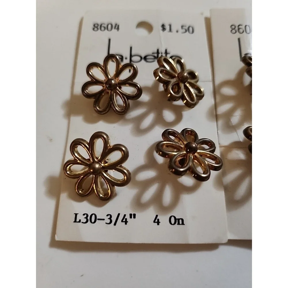 VINTAGE NEW LA PETITE PLASTIC FLOWER CARDED 8 BUTTONS 8604‎ L30-3/4